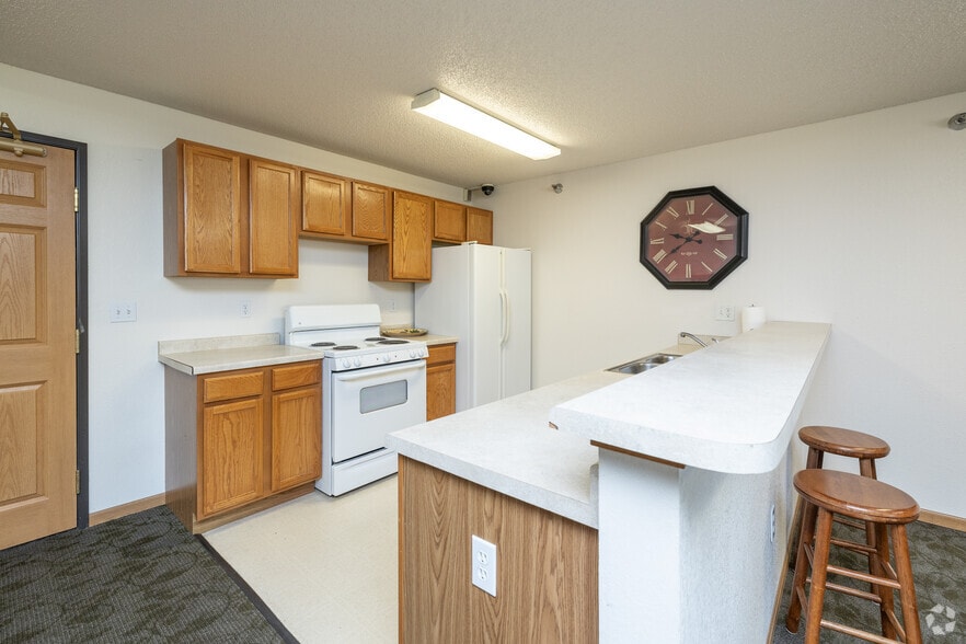 Clubroom Kitchen - Heritage Bluff Apartments LLC