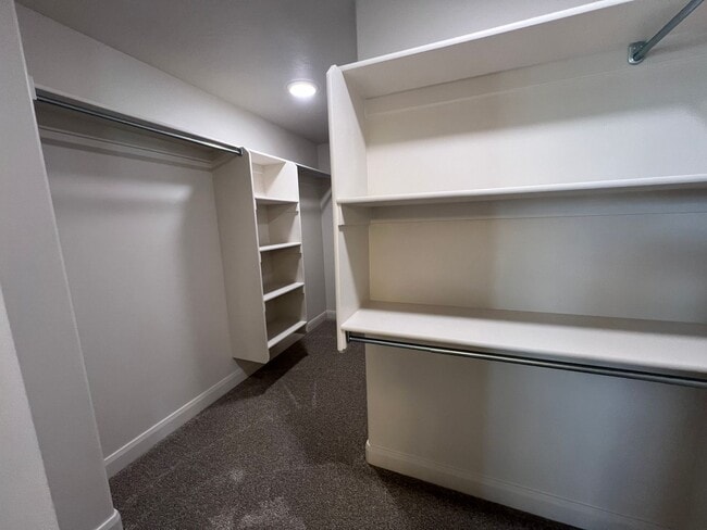 Building Photo - 3 Bed - 2.5 Bath, Large Townhouse - 2 Car ...