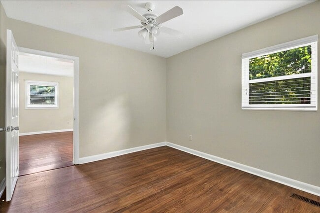 Building Photo - 4 bed 2 bath house, walk to stadium! Available August 2026