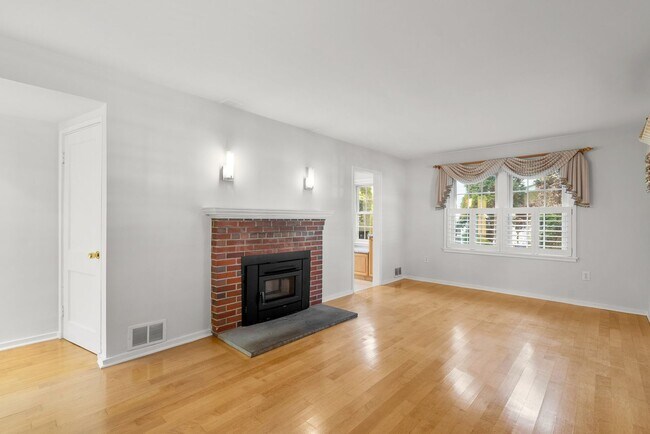 Building Photo - 3 Bed 3 Bath - Kensington Craftsman - Move In Ready