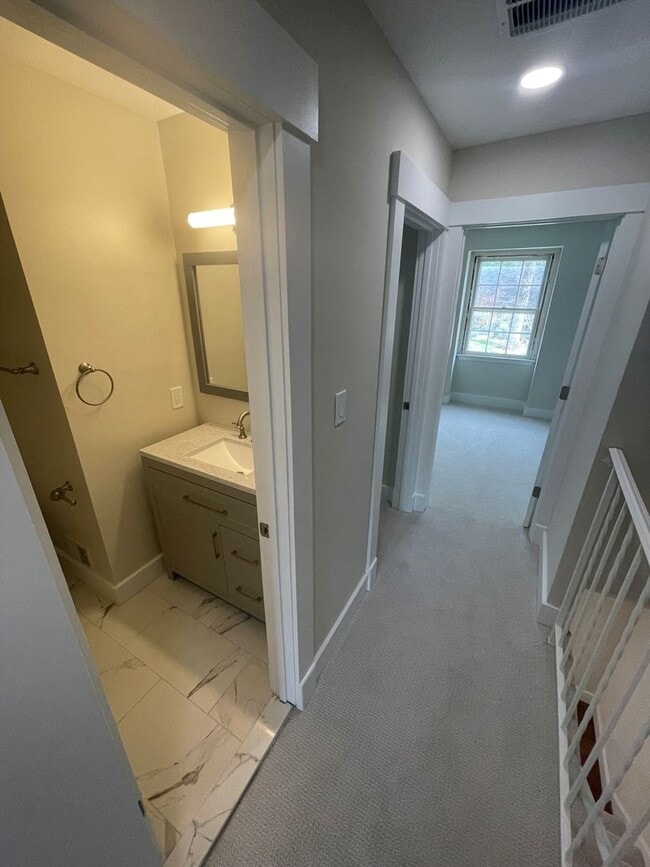 Building Photo - BEAUTIFLLY UPDATED TOWNHOME