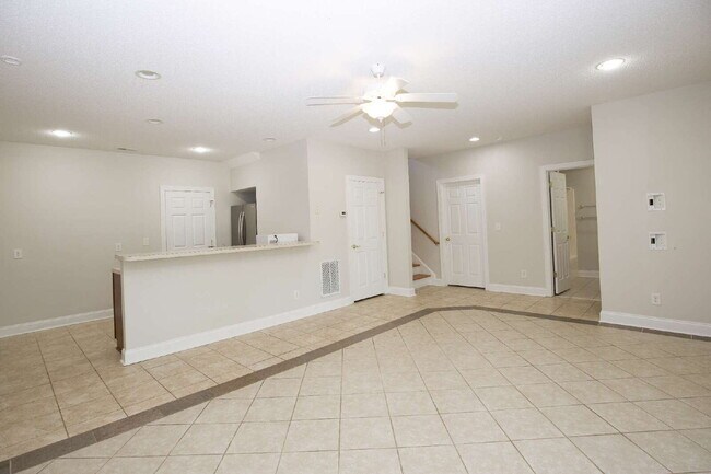 Building Photo - "Spacious 3-Bedroom Retreat with 3200 Sq Ft of Comfort in Seven Lakes!"