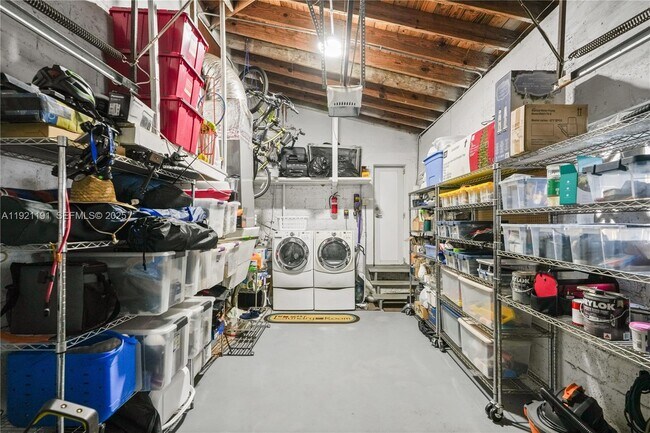 Building Photo - 924 El Rado St