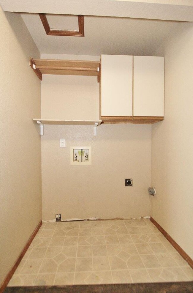 Building Photo - Single-Level w/BG Home in a Quiet Neighbor...