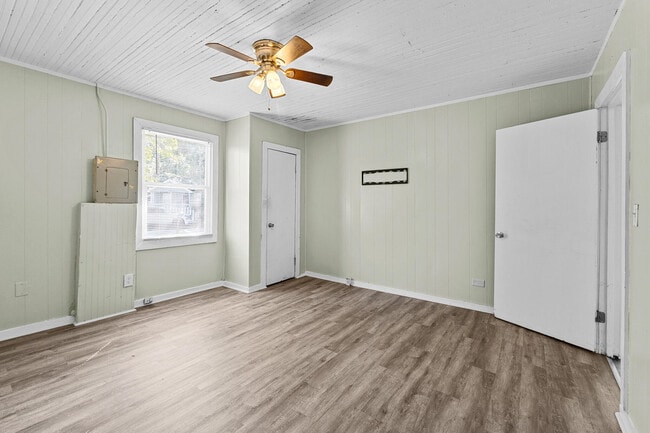 Building Photo - 2005 Walker St