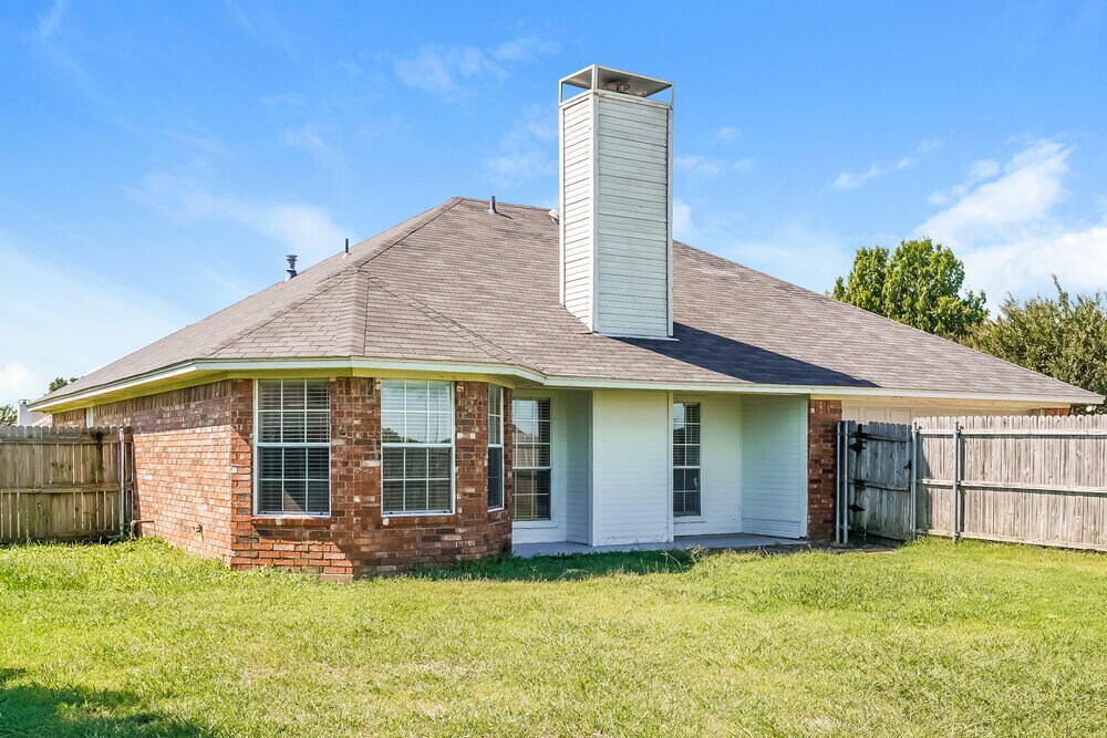 Building Photo - 321 Sondra Way
