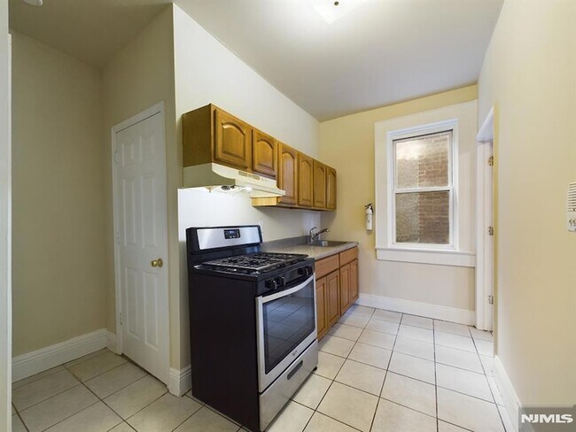 Building Photo - 413 Dodd St