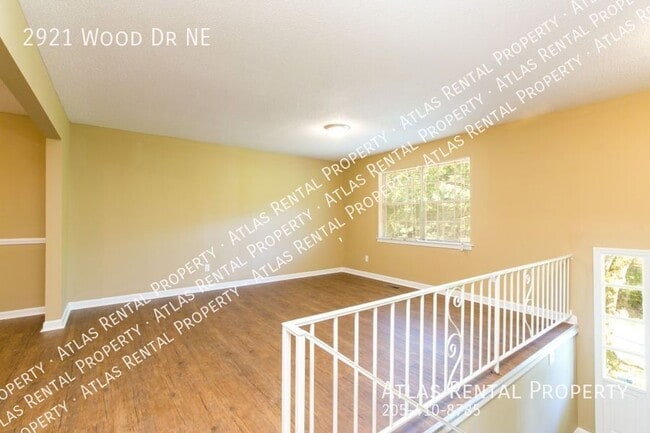 Building Photo - 2921 Wood Dr NE