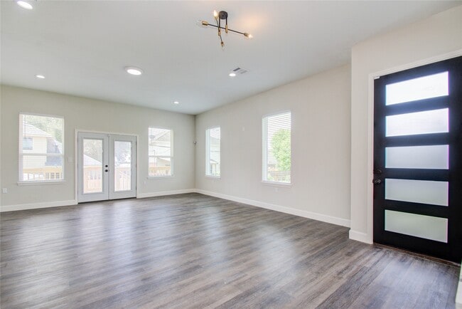 Building Photo - 4916 Sunbeam St