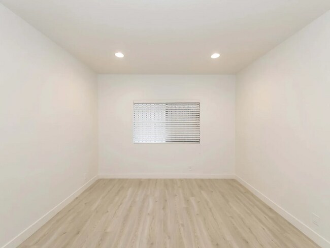 Building Photo - 431 S Kingsley Dr