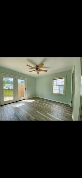 Building Photo - 227 Green Oak Dr