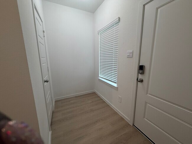 Building Photo - 407 Robin Ct