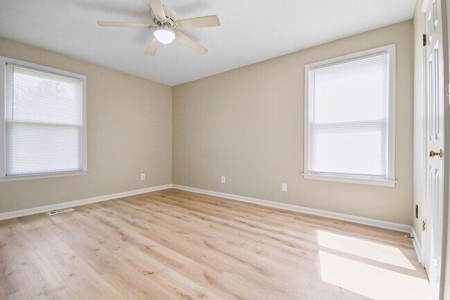 Building Photo - Pet Friendly Three Bedroom!