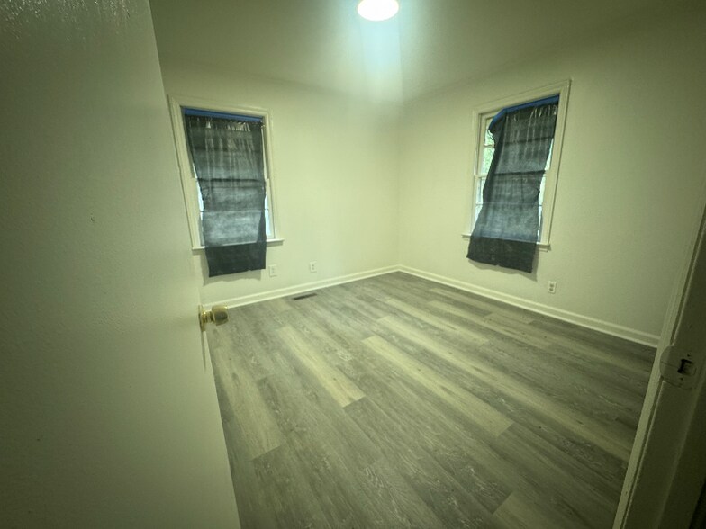 Building Photo - 4343 Summerhill Dr