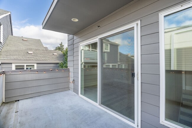 Building Photo - Welcome Home Modern Townhome in the heart of Freemont