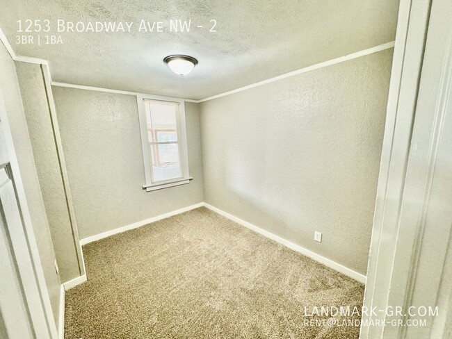 Building Photo - Updated 3 Bed/1Bath – First Month Only $1,...