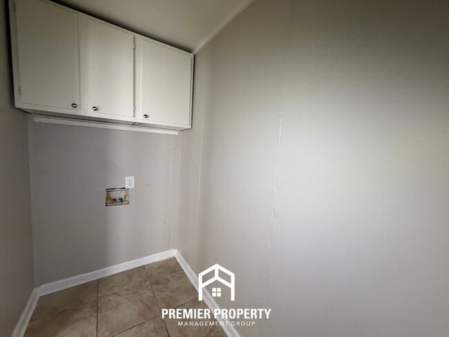 Building Photo - 1731 Capri Rd