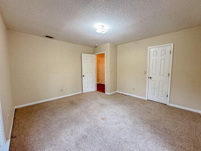 Building Photo - 802 N Taylor Ct