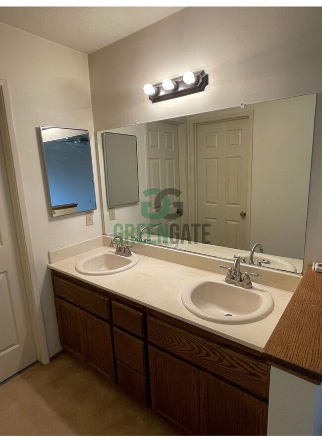 Building Photo - Beautiful 3 bedroom 2.5 Bath home READY NOW in MODESTO!! With POOL!!