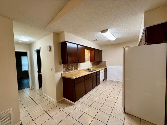 Building Photo - 930 N Century Dr