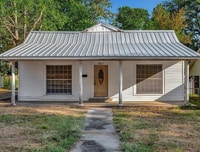 Building Photo - Cute 3 Bedroom 2 Bathroom Home!  Available Now