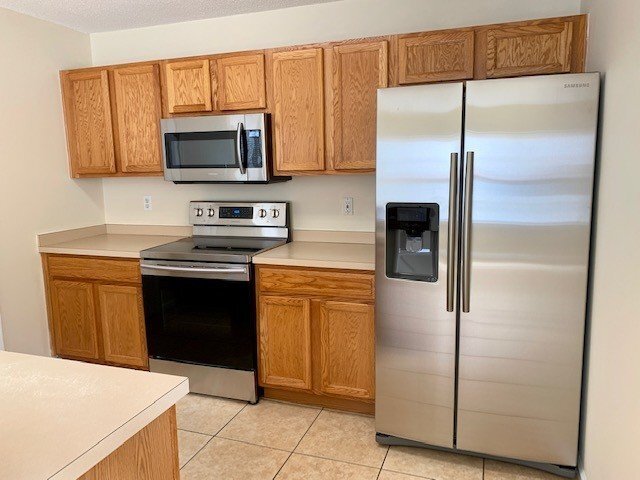 Building Photo - END-UNIT TOWNHOUSE FOR RENT - THE FARM