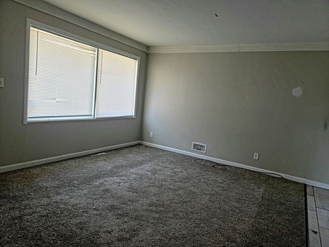 Building Photo - 3 Bed/2 Bath Home