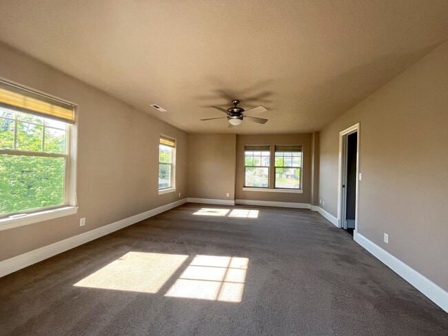 Building Photo - Stunning Corner Home in King City with Washer/Dryer Included, Private Courtyard!
