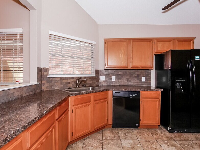 Building Photo - 952 Azalia Dr