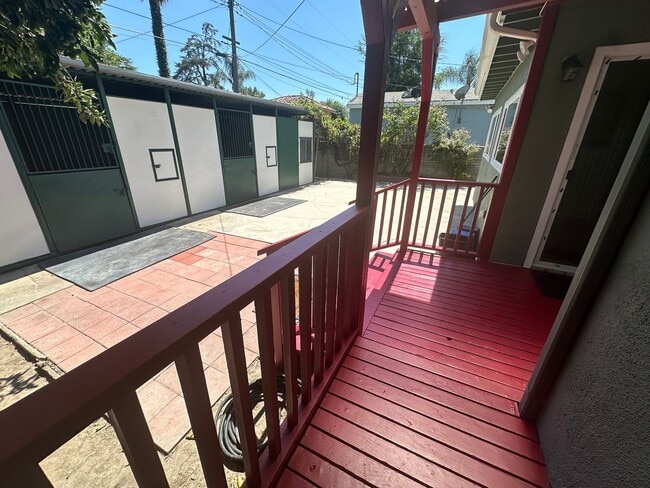 Building Photo - **Charming 3-Bedroom Home in Burbank Rancho**