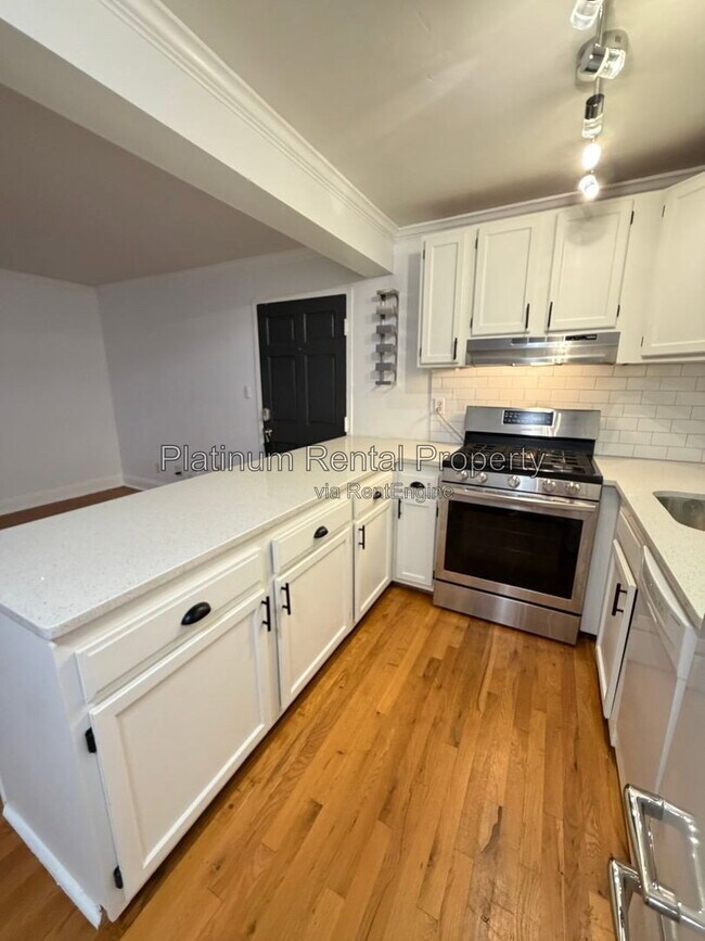 Building Photo - 870 Glendale Terrace NE