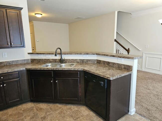 Building Photo - Nice 3 bed 2.5 bath Townhouse located in A...