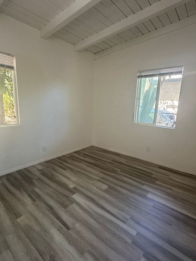 Building Photo - SUPER CUTE 2 BEDROOM HESPERIA HOUSE