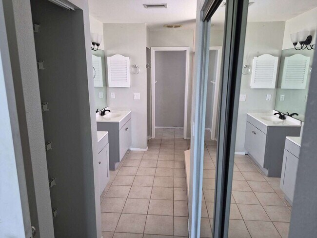 Building Photo - "Spacious 1732 Sq Ft 3-Bed, 2 Baths, in Tarpon Springs!"