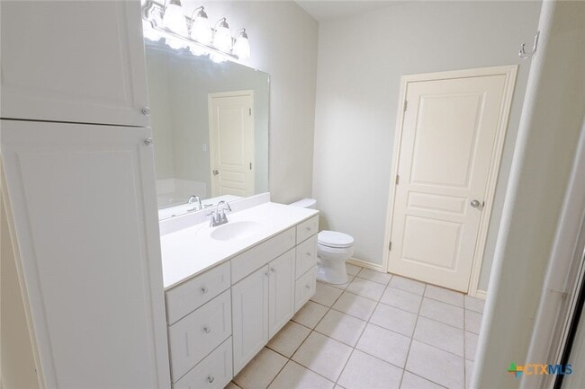 Building Photo - 605 Burleson St