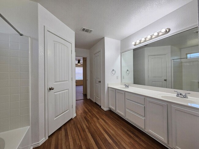 Building Photo - BRAND NEW FLOORING - AVAILABLE & MOVE-IN READY!