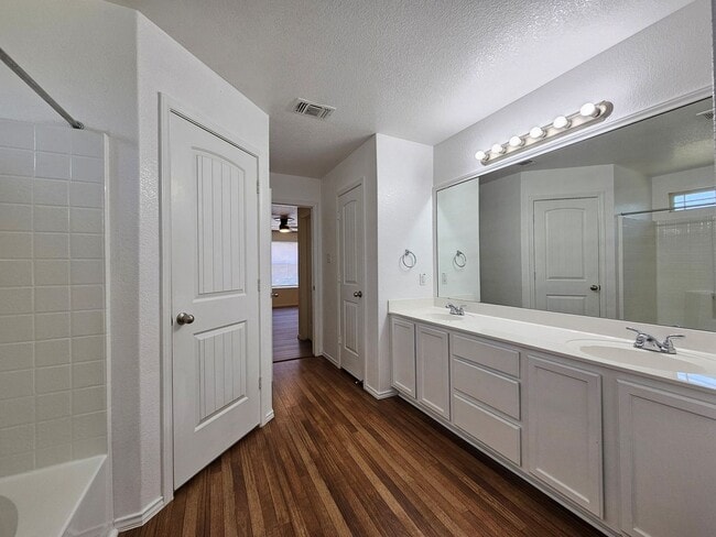 Building Photo - SECTION 8 ACCEPTED - BRAND NEW FLOORING - AVAILABLE & MOVE-IN READY!