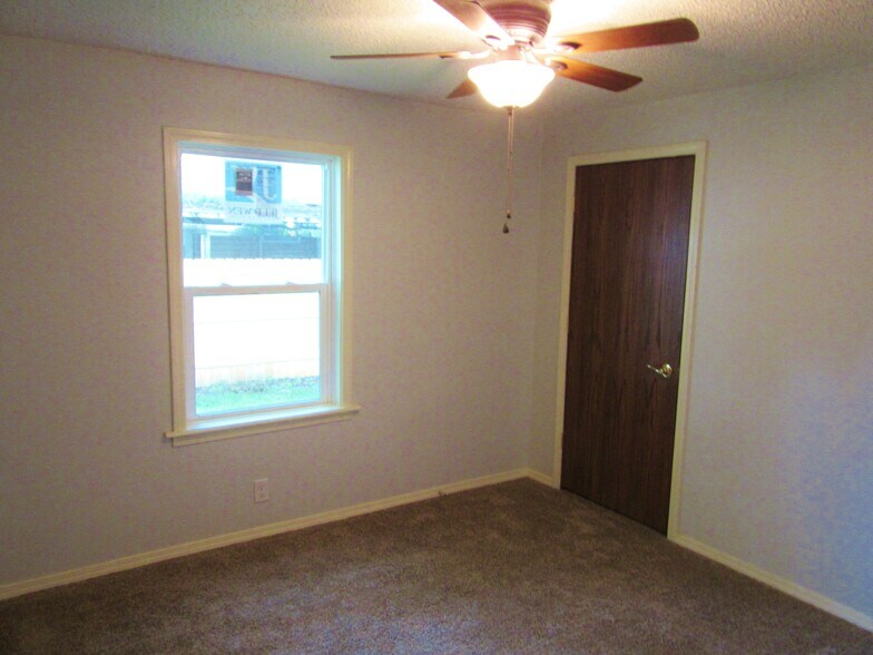 Building Photo - 406 W Maple St