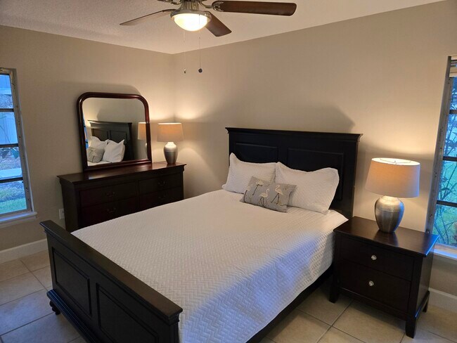 Building Photo - 3957 NW Cinnamon Tree Cir