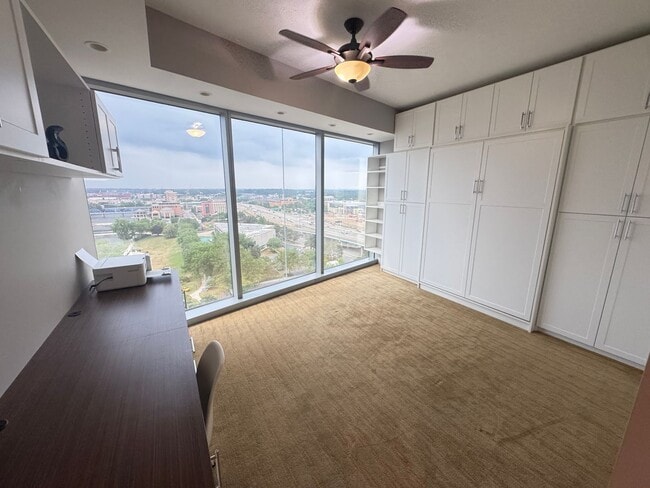 Building Photo - Three Bedroom - RiverHouse Condo!