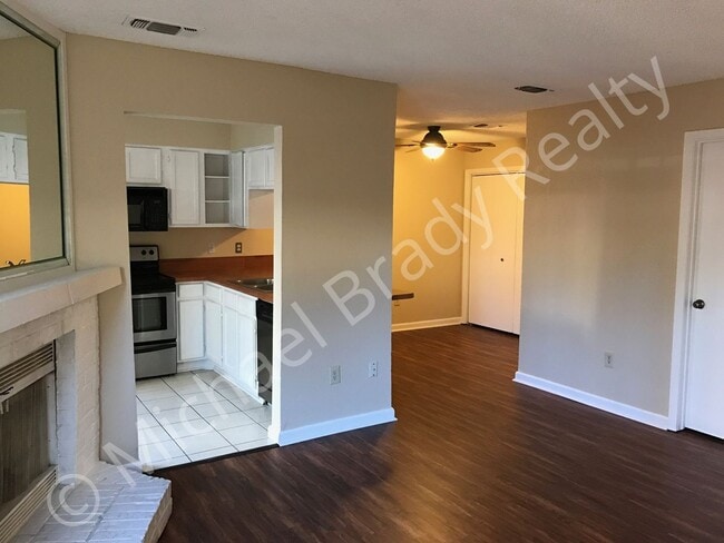 Primary Photo - Move in Special! One Bedroom Condo! Rent o...