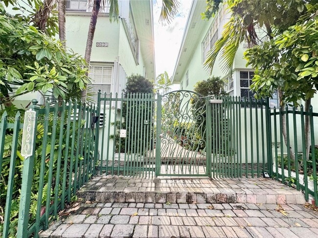 Building Photo - 8620 Byron Ave