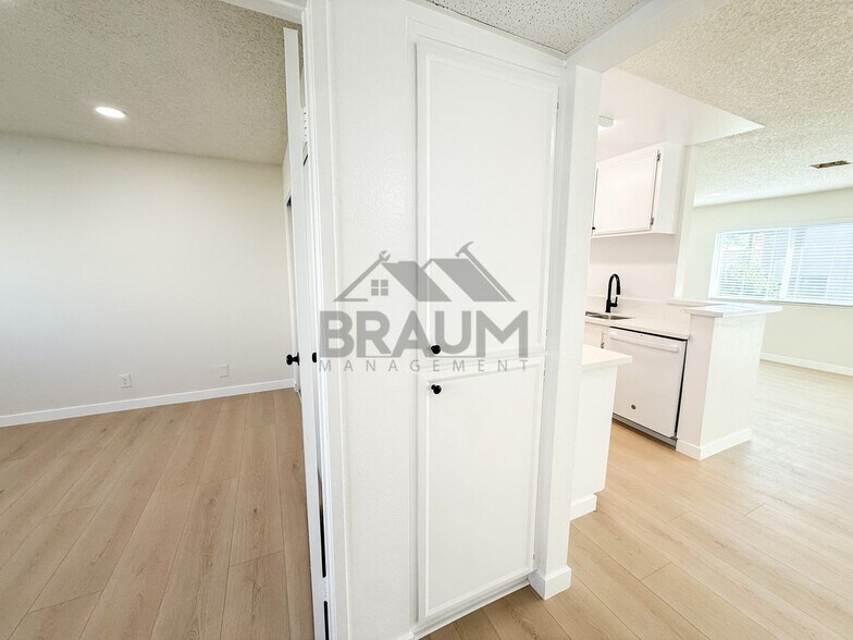 Building Photo - 14801 Delano St