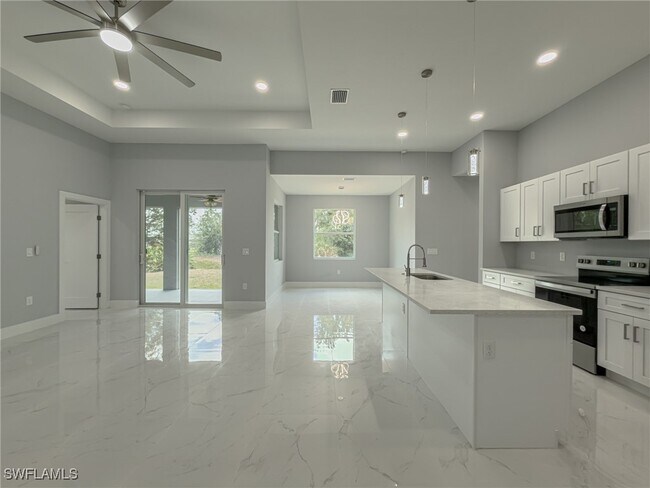 Building Photo - 438 Raymer St