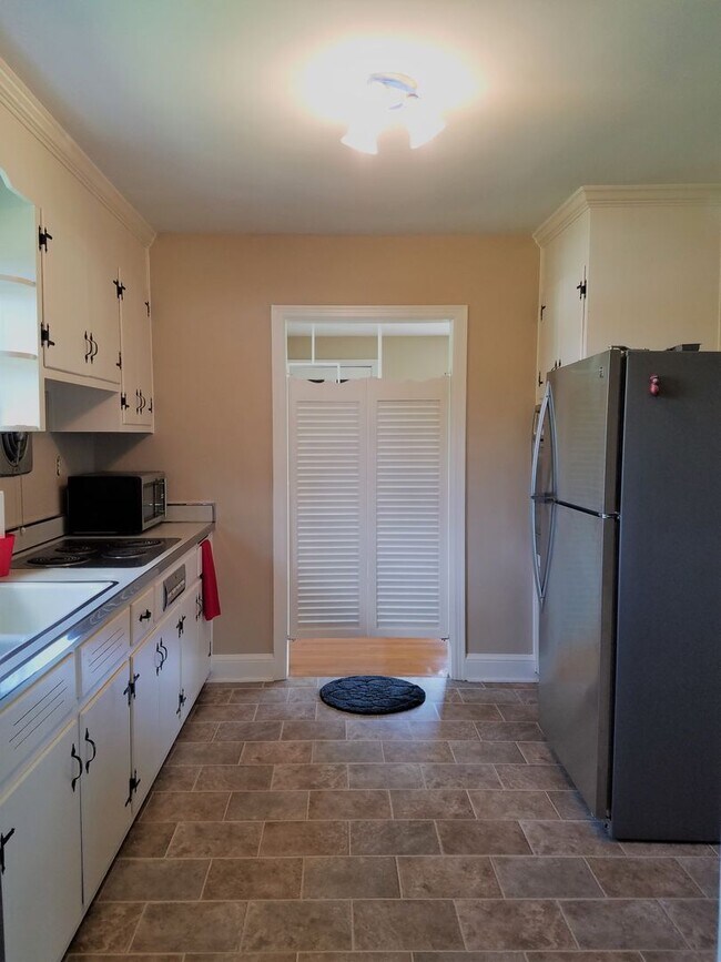 Building Photo - Brick ranch in Colonial Heights for rent.