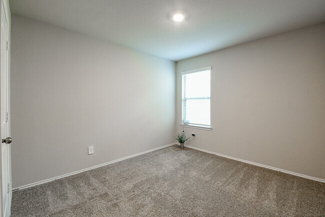 Building Photo - 2407 Poplar Copse Ct