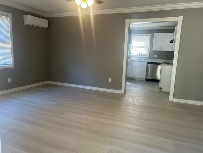 Building Photo - 816 W 42nd St