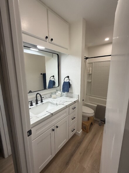 Building Photo - 23335 La Crescenta