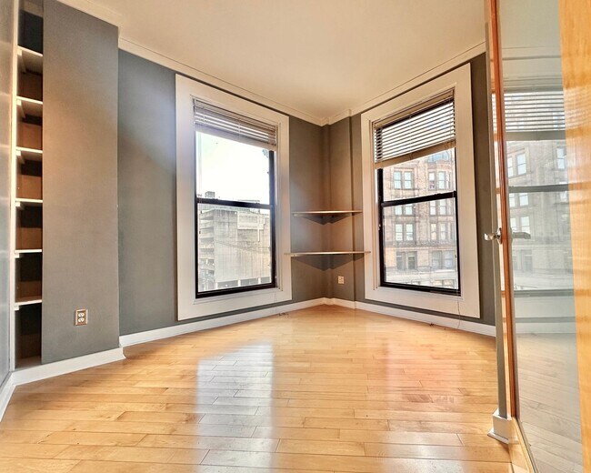Building Photo - Oversized Downtown 1 Bed, 1 Bath + Den Condo!