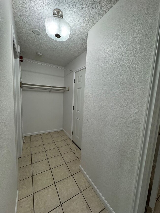 Building Photo - Quiet and beautiful 1 bed 1 bath unit in K...